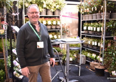 Ad van Heesbeen stond voor zijn bedrijf AstraPlant op de beurs. “met hele mooie seizoensartikelen. Met seizoens artikelen kun je scoren. Het is zonde dat je bij de tuincentra jaarrond dezelfde bloemen en planten kunt vinden. Als je meer speelt met de seizoenen, heb je meer varieteiten.”